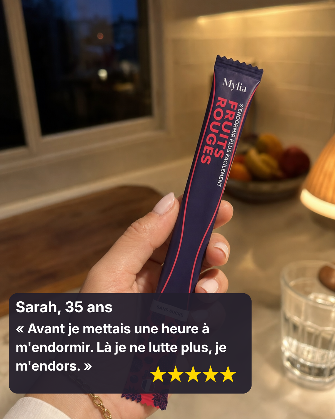 Advertorial 03 - stick Mylia Nuit en main